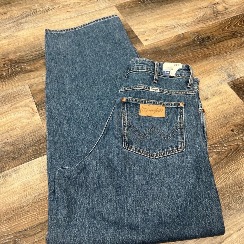 Wrangler barrel 652 high-rise jeans. Size 28 waist, 31 length.